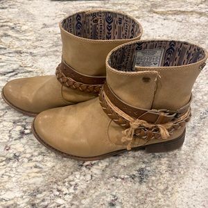 Women’s size 7 Roxy boots